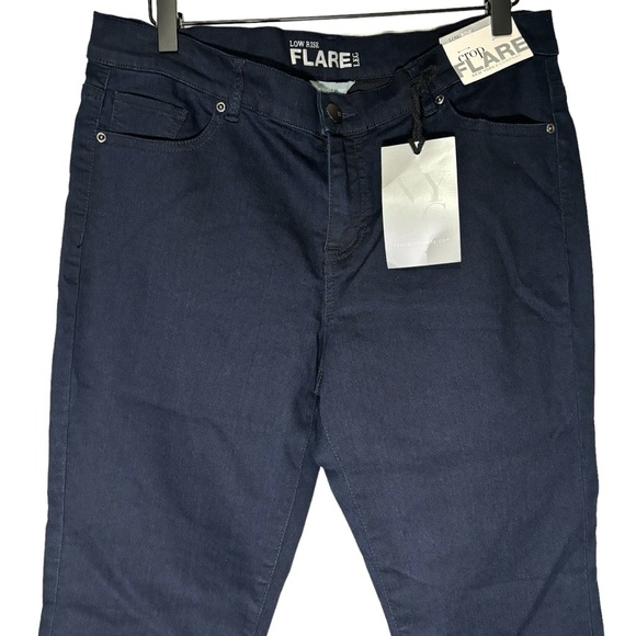 NWT New York & Company Low Rise Flare Leg Cropped Jeans Dark Wash Size 12 - Picture 2 of 12